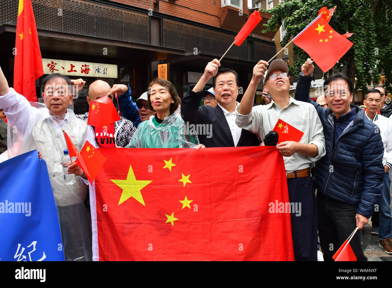 Londra, Regno Unito. Il 18 agosto 2019. Centinaia di Pro-China e Pro-HK regno "Noi amiamo la Cina - Amiamo HK' a supporti HK gruppo di polizia di Londra Chinatown marzo a Trafalgar Square anti-violenza e ristabilire la pace in HK, cantando la Cina inno nazionale lungo la strada e tutti i criminali devono essere puniti con la regola della legge. Infatti, poiché l'HK proteste e la propaganda occidentale media backfire ogni giorno cresce la Cina i tifosi di tutto il mondo e oltremare nato Chineseand la vostra coscienza di sé. Credito: Picture Capital/Alamy Live News Foto Stock