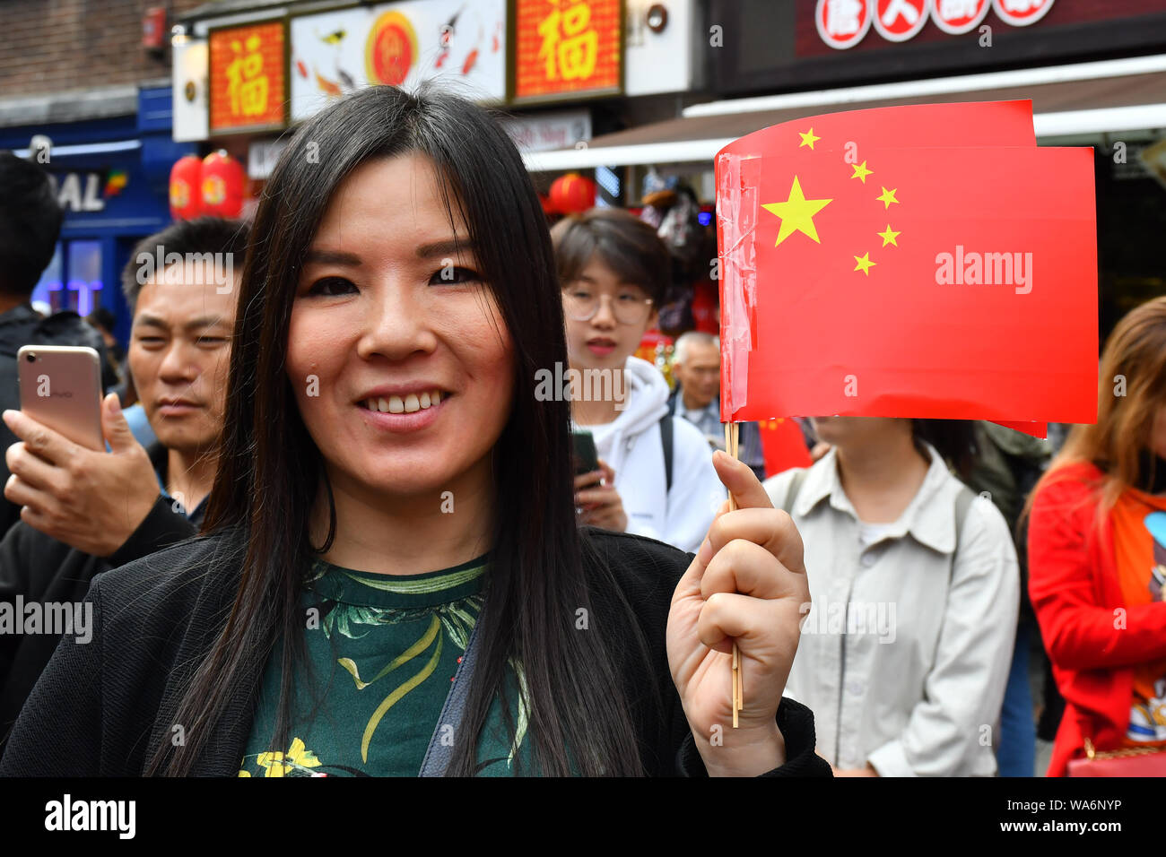 Londra, Regno Unito. Il 18 agosto 2019. Centinaia di Pro-China e Pro-HK regno "Noi amiamo la Cina - Amiamo HK' a supporti HK gruppo di polizia di Londra Chinatown marzo a Trafalgar Square anti-violenza e ristabilire la pace in HK, cantando la Cina inno nazionale lungo la strada e tutti i criminali devono essere puniti con la regola della legge. Infatti, poiché l'HK proteste e la propaganda occidentale media backfire ogni giorno cresce la Cina i tifosi di tutto il mondo e oltremare nato Chineseand la vostra coscienza di sé. Credito: Picture Capital/Alamy Live News Foto Stock