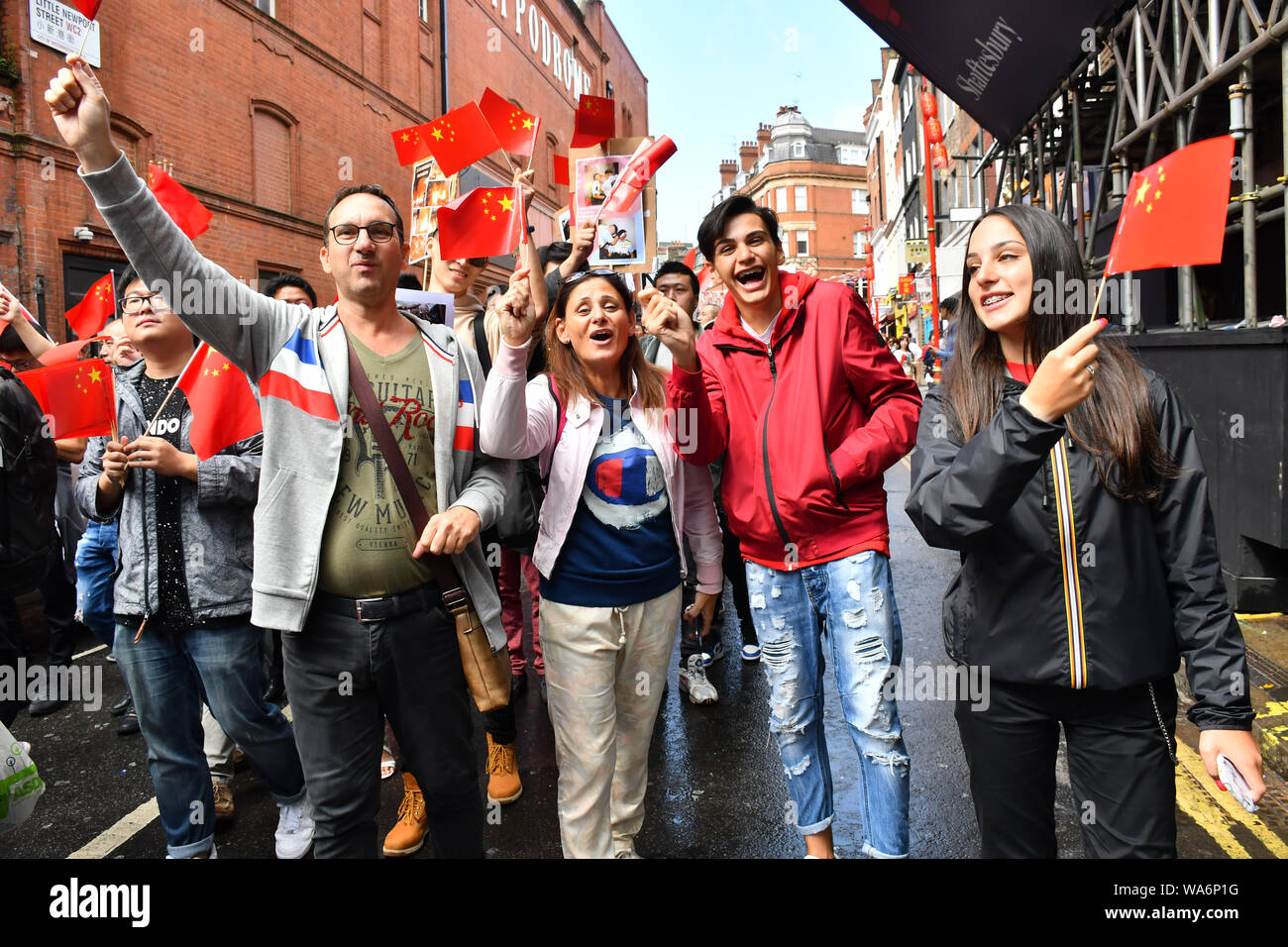 Londra, Regno Unito. Il 18 agosto 2019. Centinaia di Pro-China e Pro-HK regno "Noi amiamo la Cina - Amiamo HK' a supporti HK gruppo di polizia di Londra Chinatown marzo a Trafalgar Square anti-violenza e ristabilire la pace in HK, cantando la Cina inno nazionale lungo la strada e tutti i criminali devono essere puniti con la regola della legge. Infatti, poiché l'HK proteste e la propaganda occidentale media backfire ogni giorno cresce la Cina i tifosi di tutto il mondo e oltremare nato Chineseand la vostra coscienza di sé. Credito: Picture Capital/Alamy Live News Foto Stock