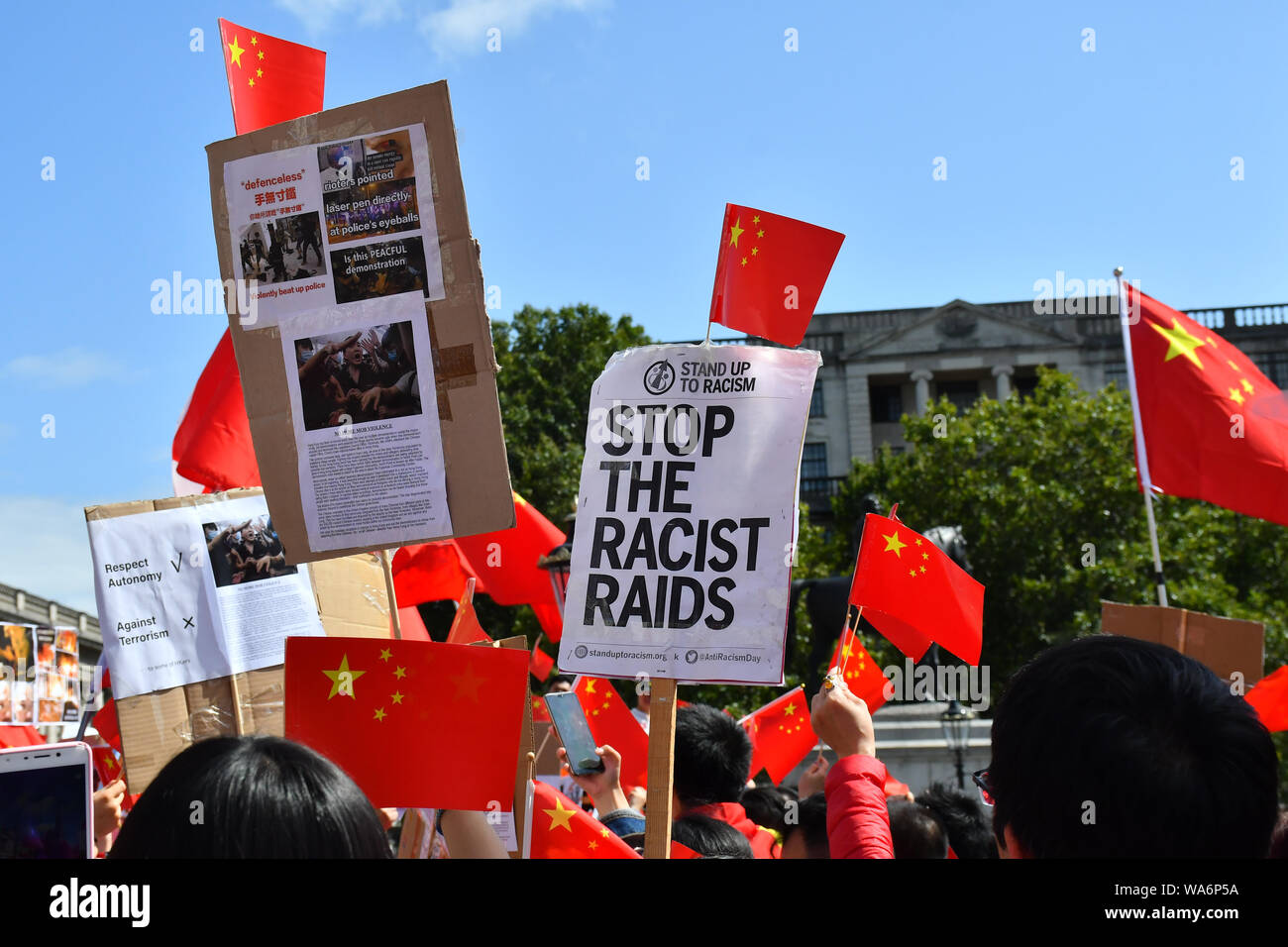 Londra, Regno Unito. Il 18 agosto 2019. Centinaia di Pro-China e Pro-HK regno "Noi amiamo la Cina - Amiamo HK' a supporti HK gruppo di polizia di Londra Chinatown marzo a Trafalgar Square anti-violenza e ristabilire la pace in HK, cantando la Cina inno nazionale lungo la strada e tutti i criminali devono essere puniti con la regola della legge. Infatti, poiché l'HK proteste e la propaganda occidentale media backfire ogni giorno cresce la Cina i tifosi di tutto il mondo e oltremare nato Chineseand la vostra coscienza di sé. Credito: Picture Capital/Alamy Live News Foto Stock