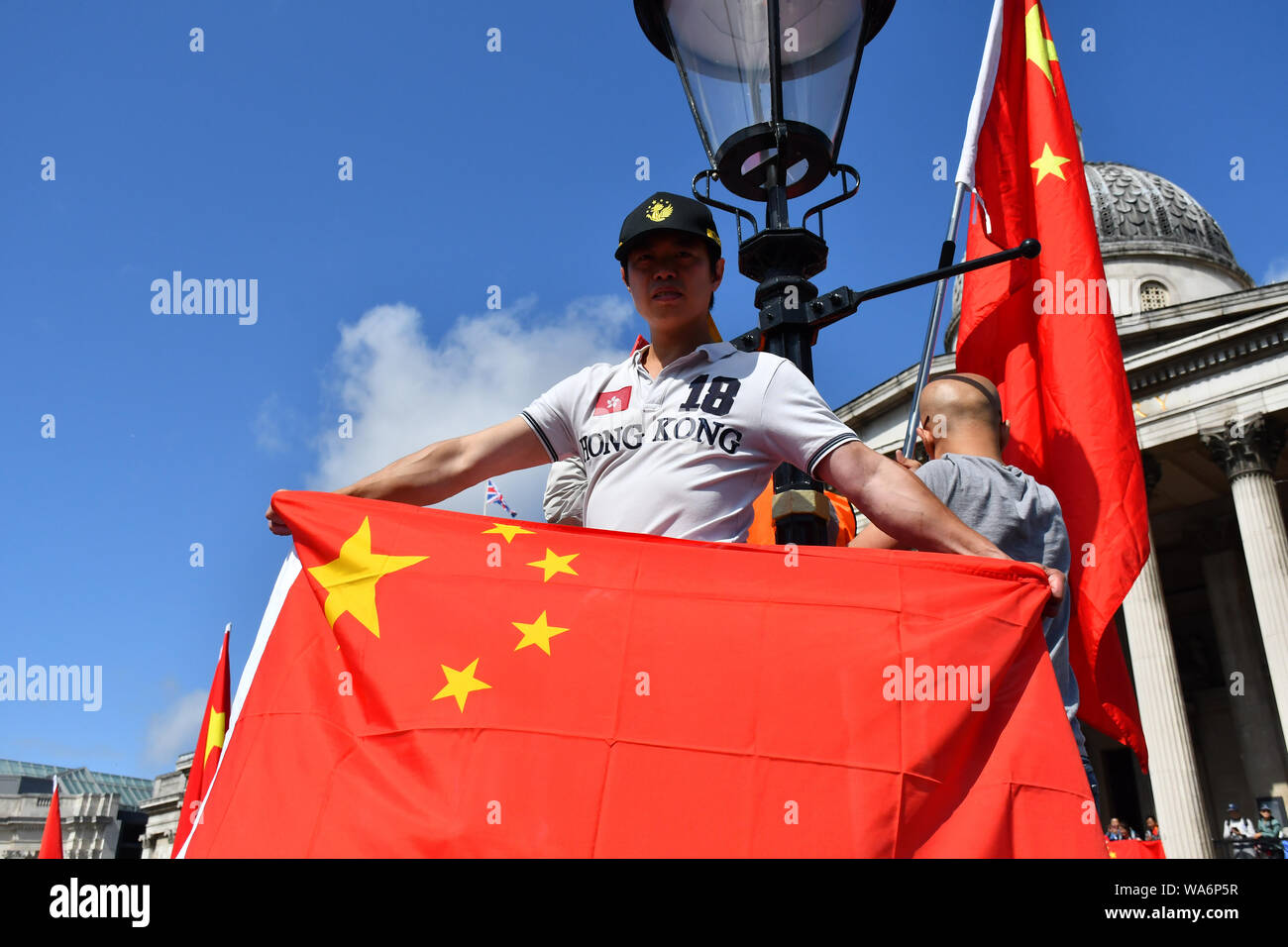 Londra, Regno Unito. Il 18 agosto 2019. Centinaia di Pro-China e Pro-HK regno "Noi amiamo la Cina - Amiamo HK' a supporti HK gruppo di polizia di Londra Chinatown marzo a Trafalgar Square anti-violenza e ristabilire la pace in HK, cantando la Cina inno nazionale lungo la strada e tutti i criminali devono essere puniti con la regola della legge. Infatti, poiché l'HK proteste e la propaganda occidentale media backfire ogni giorno cresce la Cina i tifosi di tutto il mondo e oltremare nato Chineseand la vostra coscienza di sé. Credito: Picture Capital/Alamy Live News Foto Stock