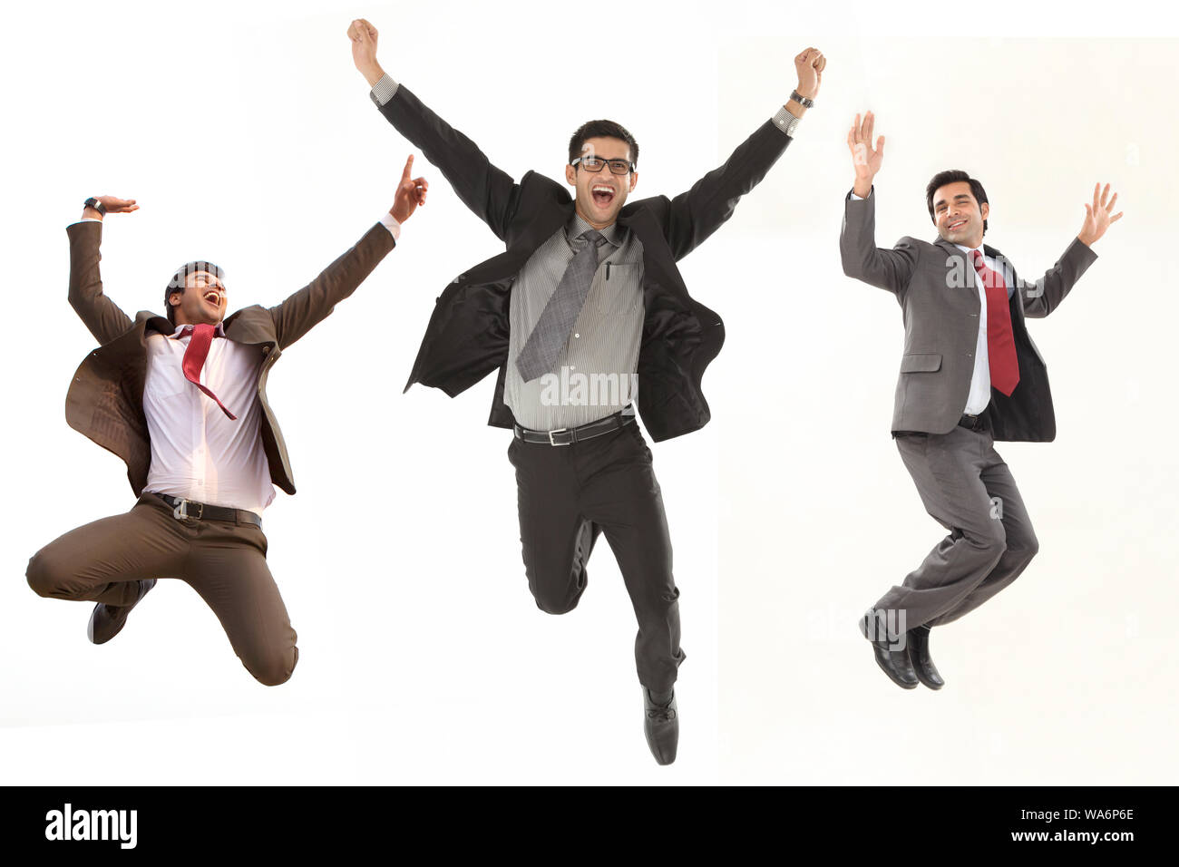 Uomini d'affari che saltano in aria e sorridono Foto Stock