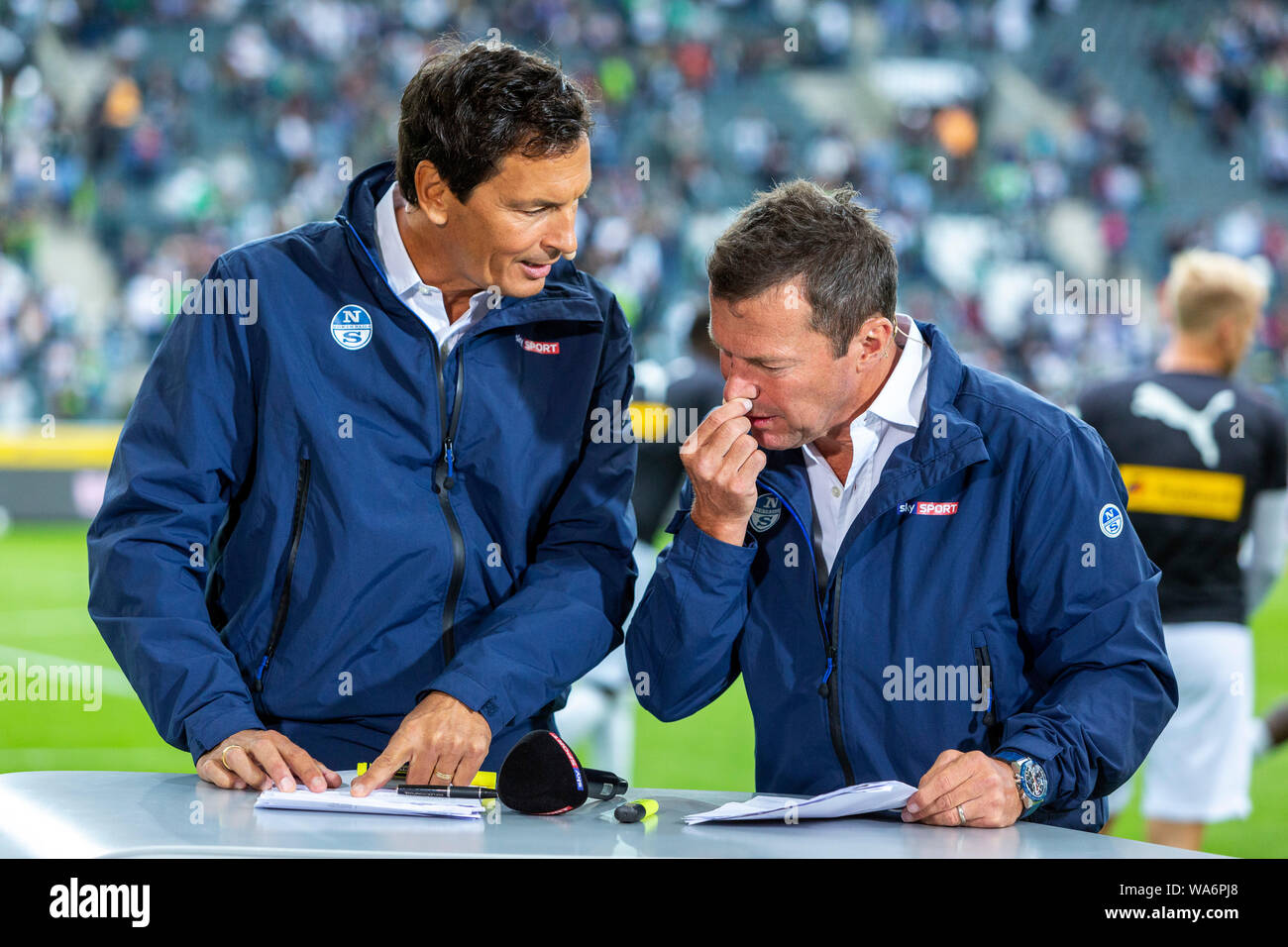 Sport, calcio, Bundesliga, 2019/2020, Borussia Moenchengladbach vs FC Schalke 04 0-0, Stadio Borussia Park, Sky reporter Sebastian Hellmann le. e Sky expert Lothar Matthaeus, DFL REGOLAMENTI VIETANO QUALSIASI USO DI FOTOGRAFIE come sequenze di immagini e/o quasi-VIDEO Foto Stock