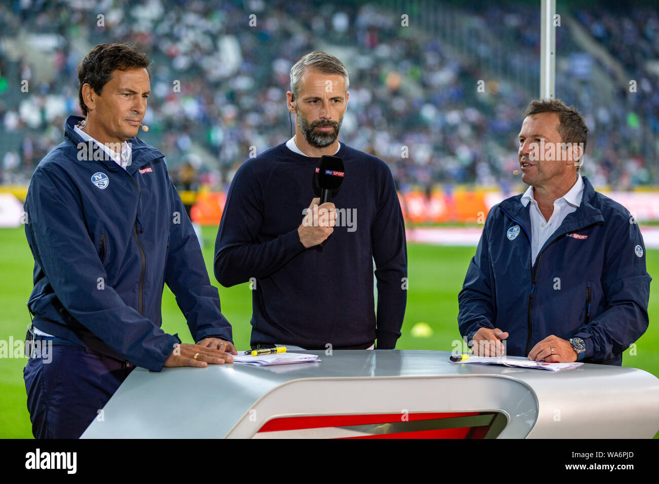 Sport, calcio, Bundesliga, 2019/2020, Borussia Moenchengladbach vs FC Schalke 04 0-0, Stadio Borussia Park, head coach Marco Rose (MG) mi. Intervistato da Sky reporter Sebastian Hellmann le. e Sky expert Lothar Matthaeus, DFL REGOLAMENTI VIETANO QUALSIASI USO DI FOTOGRAFIE come sequenze di immagini e/o quasi-VIDEO Foto Stock