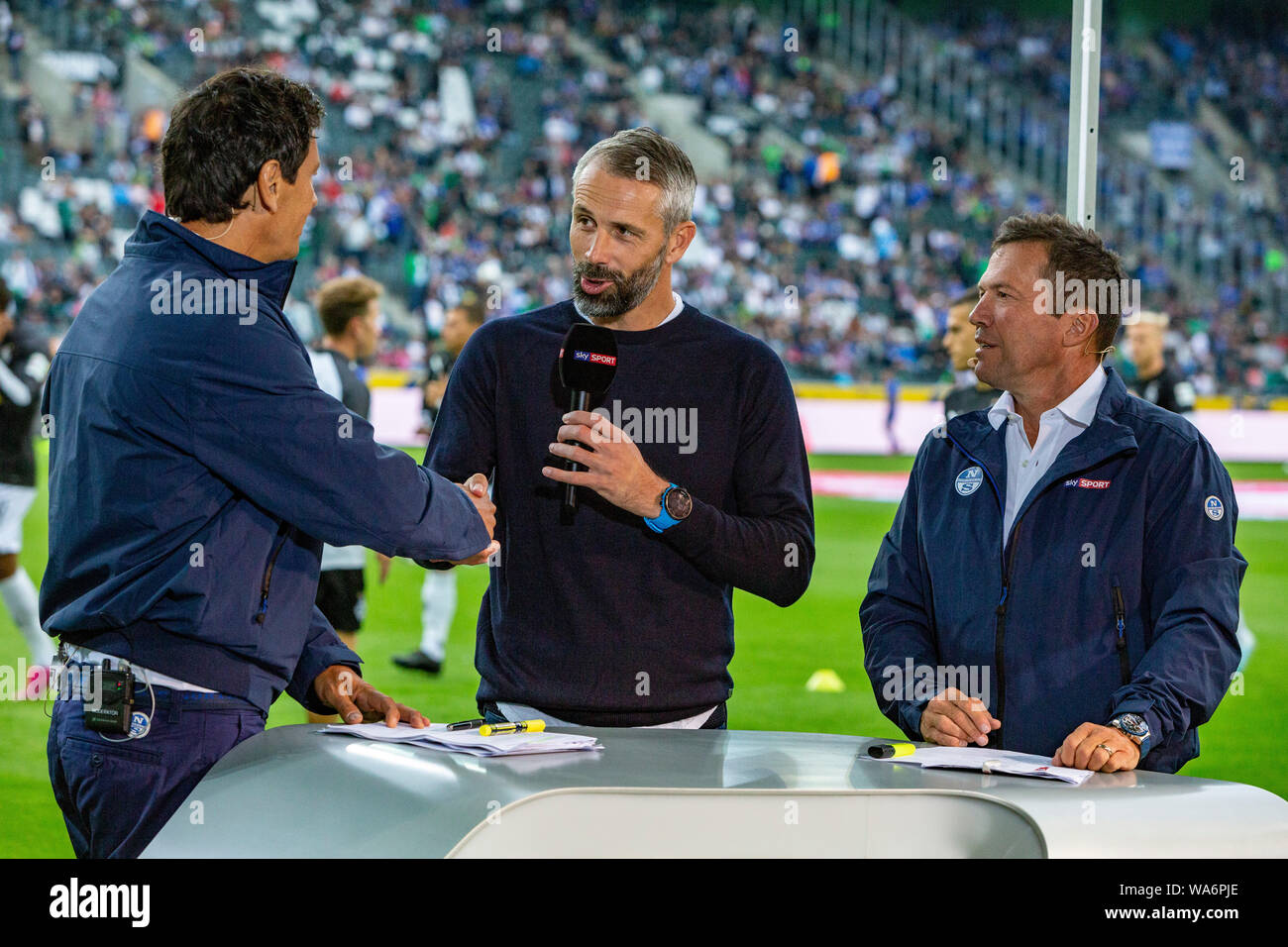 Sport, calcio, Bundesliga, 2019/2020, Borussia Moenchengladbach vs FC Schalke 04 0-0, Stadio Borussia Park, head coach Marco Rose (MG) mi. Intervistato da Sky reporter Sebastian Hellmann le. e Sky expert Lothar Matthaeus, DFL REGOLAMENTI VIETANO QUALSIASI USO DI FOTOGRAFIE come sequenze di immagini e/o quasi-VIDEO Foto Stock