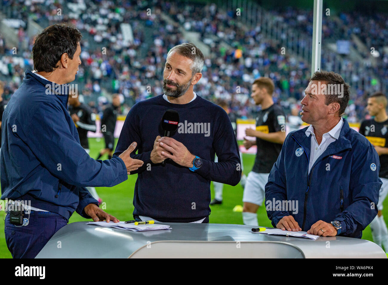 Sport, calcio, Bundesliga, 2019/2020, Borussia Moenchengladbach vs FC Schalke 04 0-0, Stadio Borussia Park, head coach Marco Rose (MG) mi. Intervistato da Sky reporter Sebastian Hellmann le. e Sky expert Lothar Matthaeus, DFL REGOLAMENTI VIETANO QUALSIASI USO DI FOTOGRAFIE come sequenze di immagini e/o quasi-VIDEO Foto Stock