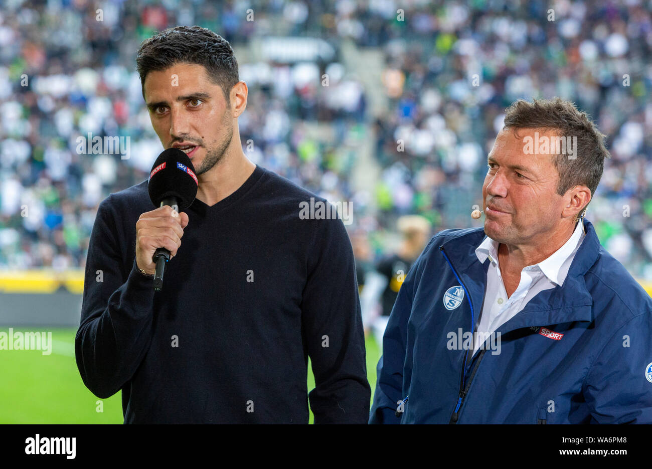 Sport, calcio, Bundesliga, 2019/2020, Borussia Moenchengladbach vs FC Schalke 04 0-0, Stadio Borussia Park, player Lars Stindl (MG) sinistro intervistato da Sky expert Lothar Matthaeus, DFL REGOLAMENTI VIETANO QUALSIASI USO DI FOTOGRAFIE come sequenze di immagini e/o quasi-VIDEO Foto Stock