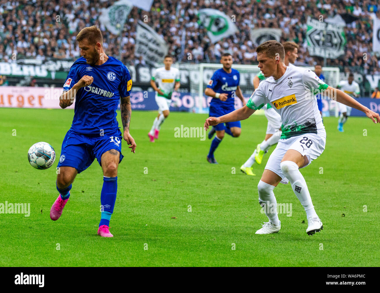 Sport, calcio, Bundesliga, 2019/2020, Borussia Moenchengladbach vs FC Schalke 04 0-0, Stadio Borussia Park, scena del match, Guido Burgstaller (S04) di sinistra e di Nico Elvedi (MG), DFL REGOLAMENTI VIETANO QUALSIASI USO DI FOTOGRAFIE come sequenze di immagini e/o quasi-VIDEO Foto Stock