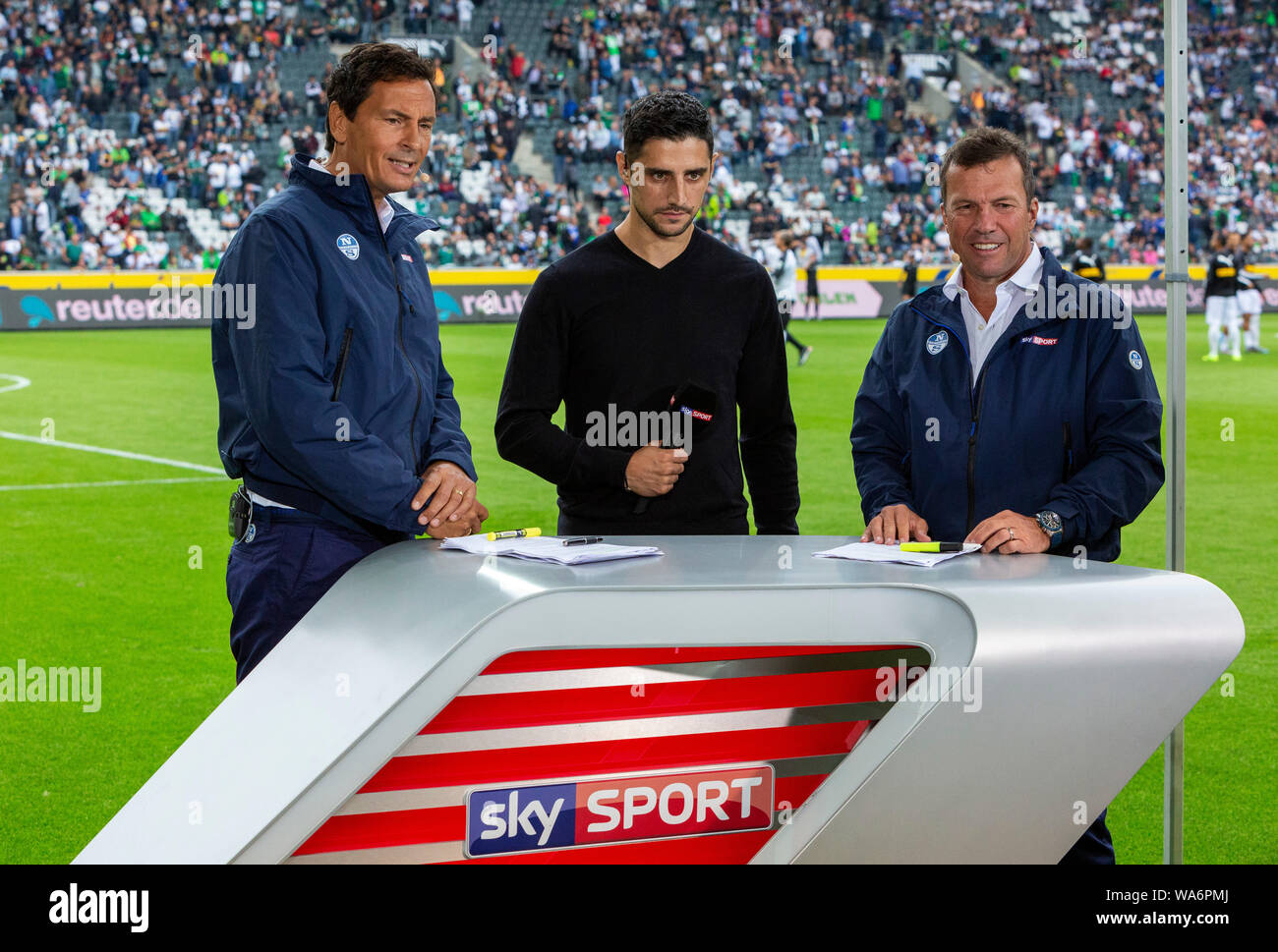 Sport, calcio, Bundesliga, 2019/2020, Borussia Moenchengladbach vs FC Schalke 04 0-0, Stadio Borussia Park, player Lars Stindl (MG) mi. Intervistato da Sky reporter Sebastian Hellmann le. e Sky expert Lothar Matthaeus, DFL REGOLAMENTI VIETANO QUALSIASI USO DI FOTOGRAFIE come sequenze di immagini e/o quasi-VIDEO Foto Stock