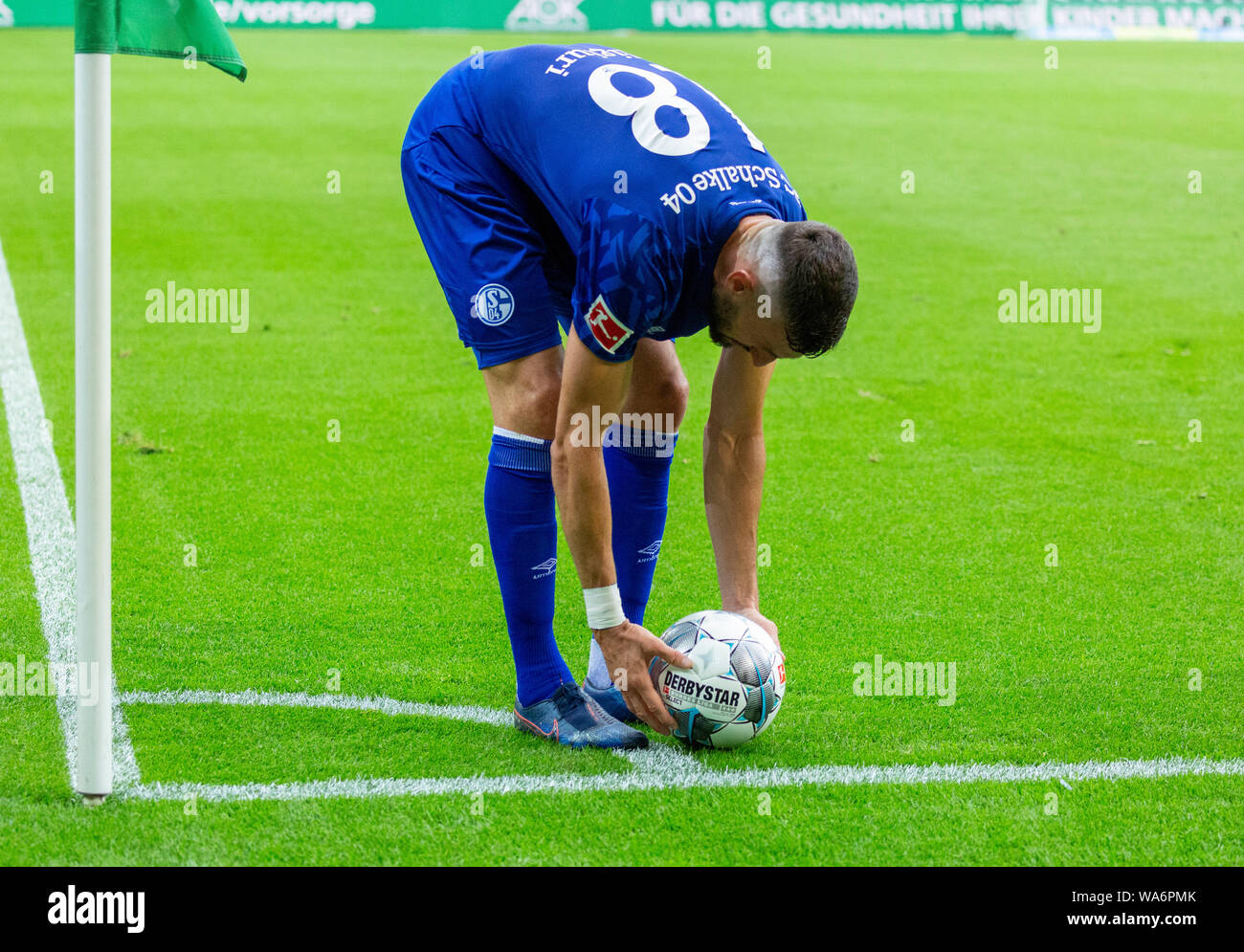 Sport, calcio, Bundesliga, 2019/2020, Borussia Moenchengladbach vs FC Schalke 04 0-0, Stadio Borussia Park, scena del match, calcio d'angolo da Daniel Caligiuri (S04) all'angolo bandiera, DFL REGOLAMENTI VIETANO QUALSIASI USO DI FOTOGRAFIE come sequenze di immagini e/o quasi-VIDEO Foto Stock