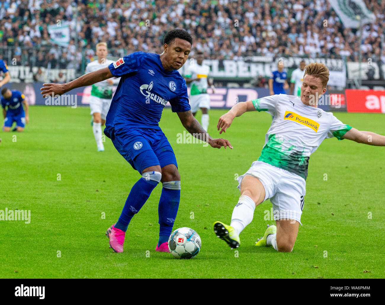 Sport, calcio, Bundesliga, 2019/2020, Borussia Moenchengladbach vs FC Schalke 04 0-0, Stadio Borussia Park, scena del match, Weston McKennie (S04) di sinistra e di Nico Elvedi (MG), DFL REGOLAMENTI VIETANO QUALSIASI USO DI FOTOGRAFIE come sequenze di immagini e/o quasi-VIDEO Foto Stock