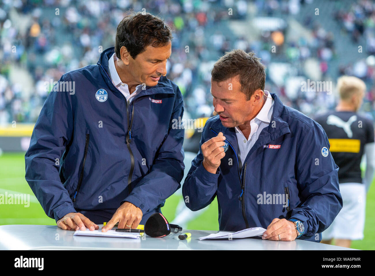 Sport, calcio, Bundesliga, 2019/2020, Borussia Moenchengladbach vs FC Schalke 04 0-0, Stadio Borussia Park, Sky reporter Sebastian Hellmann le. e Sky expert Lothar Matthaeus, DFL REGOLAMENTI VIETANO QUALSIASI USO DI FOTOGRAFIE come sequenze di immagini e/o quasi-VIDEO Foto Stock