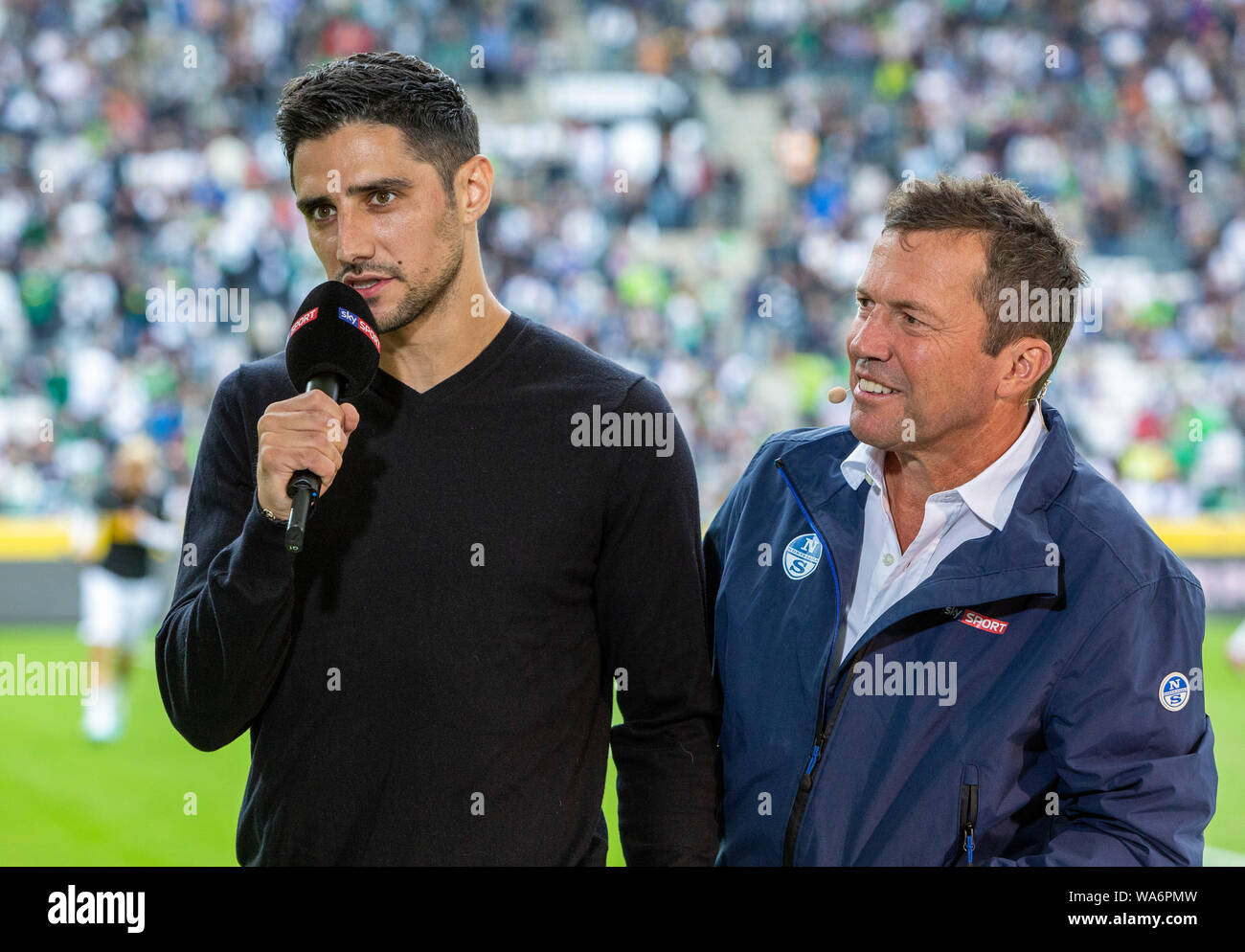 Sport, calcio, Bundesliga, 2019/2020, Borussia Moenchengladbach vs FC Schalke 04 0-0, Stadio Borussia Park, player Lars Stindl (MG) sinistro intervistato da Sky expert Lothar Matthaeus, DFL REGOLAMENTI VIETANO QUALSIASI USO DI FOTOGRAFIE come sequenze di immagini e/o quasi-VIDEO Foto Stock