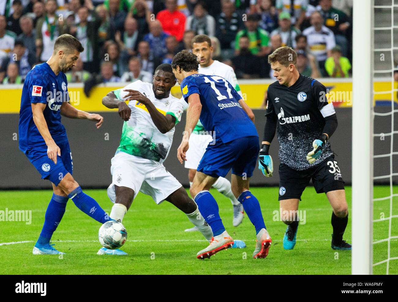 Sport, calcio, Bundesliga, 2019/2020, Borussia Moenchengladbach vs FC Schalke 04 0-0, Stadio Borussia Park, scena del match, f.l.t.r. Matija Nastasic (S04), Marcus Thuram (MG), Benjamin Stambouli (S04), Fabian Johnson (MG), il custode Alexander Nuebel (S04), DFL REGOLAMENTI VIETANO QUALSIASI USO DI FOTOGRAFIE come sequenze di immagini e/o quasi-VIDEO Foto Stock