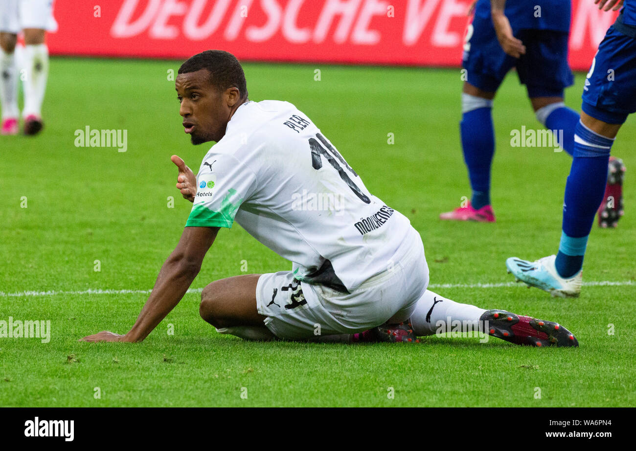Sport, calcio, Bundesliga, 2019/2020, Borussia Moenchengladbach vs FC Schalke 04 0-0, Stadio Borussia Park, scena del match, Alassane motivo (MG) si siede arenarsi e lamenta fallo giocare, DFL REGOLAMENTI VIETANO QUALSIASI USO DI FOTOGRAFIE come sequenze di immagini e/o quasi-VIDEO Foto Stock