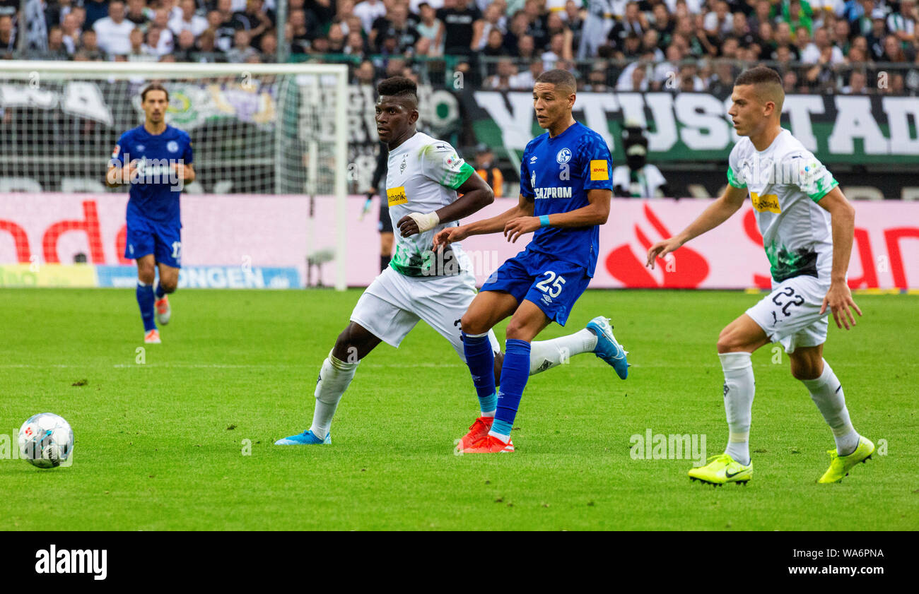 Sport, calcio, Bundesliga, 2019/2020, Borussia Moenchengladbach vs FC Schalke 04 0-0, Stadio Borussia Park, scena del match, precedendo f.l.t.r. Breel Donald Embolo (MG), ammina Harit (S04), Laszlo Benes (MG), DFL REGOLAMENTI VIETANO QUALSIASI USO DI FOTOGRAFIE come sequenze di immagini e/o quasi-VIDEO Foto Stock