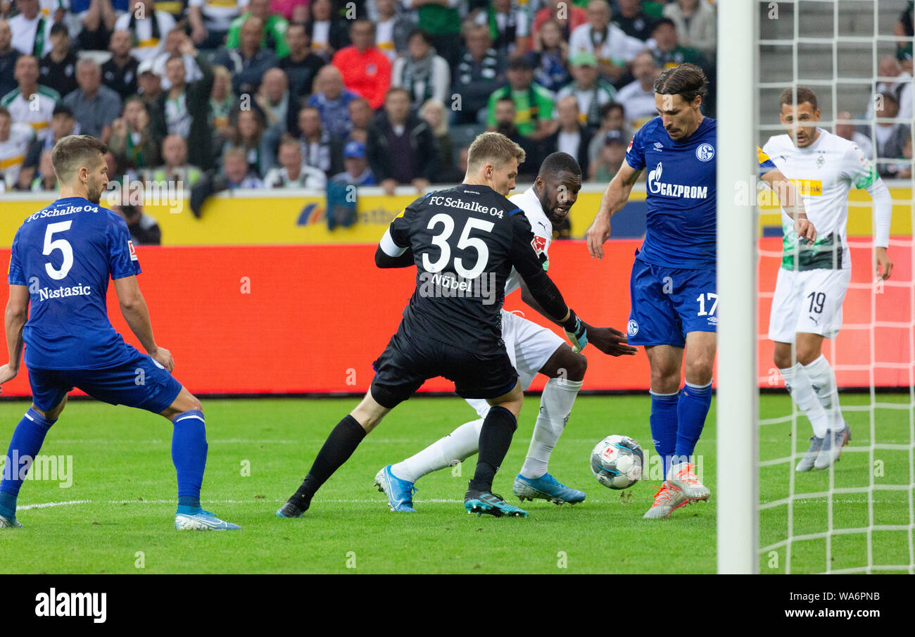 Sport, calcio, Bundesliga, 2019/2020, Borussia Moenchengladbach vs FC Schalke 04 0-0, Stadio Borussia Park, scena del match, f.l.t.r. Matija Nastasic (S04), il custode Alexander Nuebel (S04), Marcus Thuram (MG), Benjamin Stambouli (S04), Fabian Johnson (MG), DFL REGOLAMENTI VIETANO QUALSIASI USO DI FOTOGRAFIE come sequenze di immagini e/o quasi-VIDEO Foto Stock