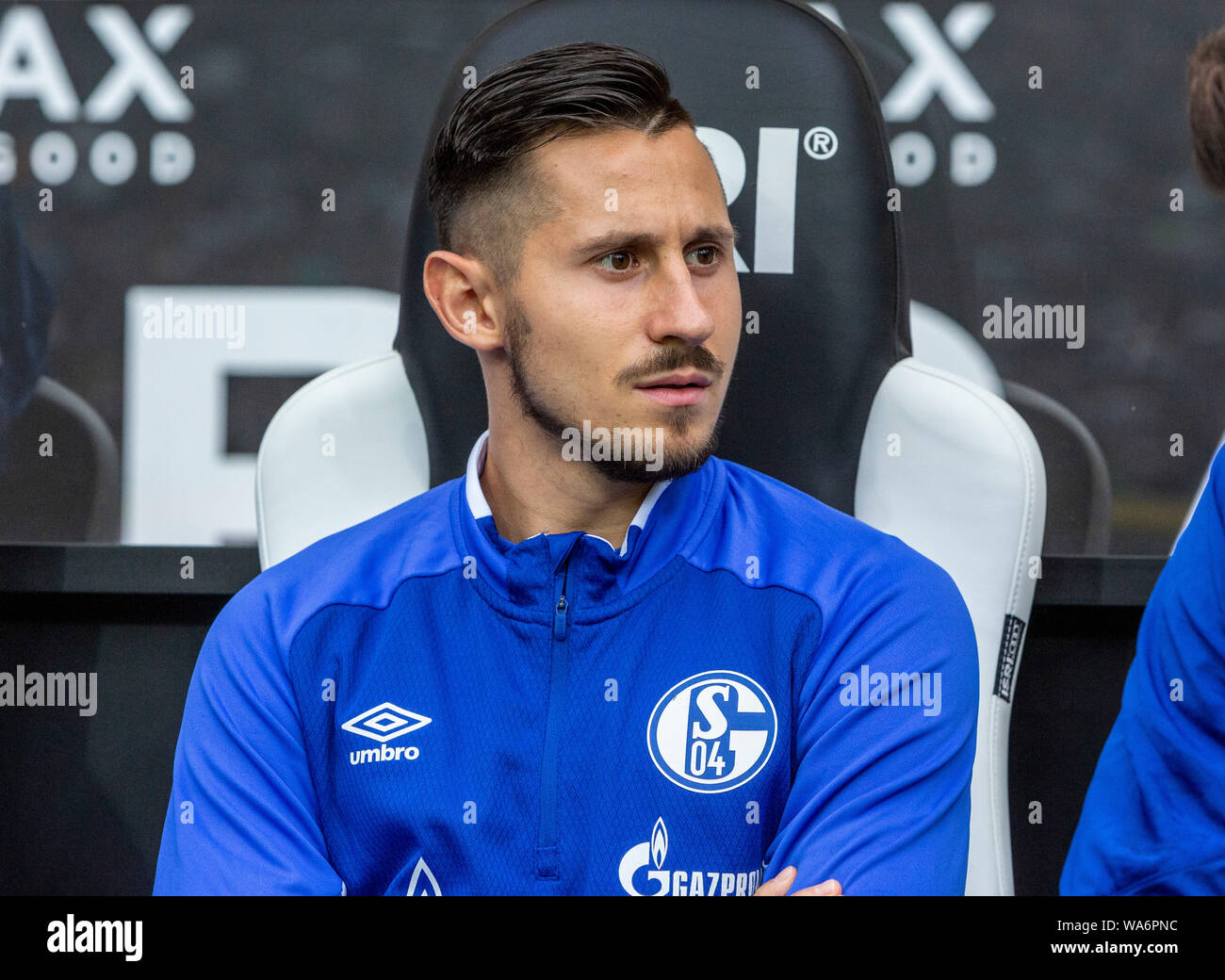 Sport, calcio, Bundesliga, 2019/2020, Borussia Moenchengladbach vs FC Schalke 04 0-0, Stadio Borussia Park, Lettori da banco, Steven Skrzybski (S04), DFL REGOLAMENTI VIETANO QUALSIASI USO DI FOTOGRAFIE come sequenze di immagini e/o quasi-VIDEO Foto Stock