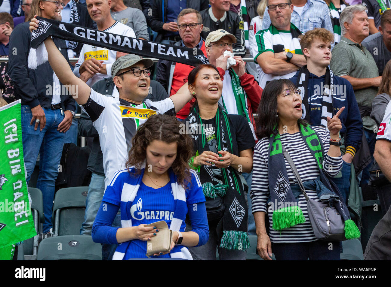 Sport, calcio, Bundesliga, 2019/2020, Borussia Moenchengladbach vs FC Schalke 04 0-0, Stadio Borussia Park, Gladbach i tifosi di calcio dal Giappone sono divertenti e presente una ventola sciarpa, uomo e due donne, davanti una femmina Schalke ventola, DFL REGOLAMENTI VIETANO QUALSIASI USO DI FOTOGRAFIE come sequenze di immagini e/o quasi-VIDEO Foto Stock