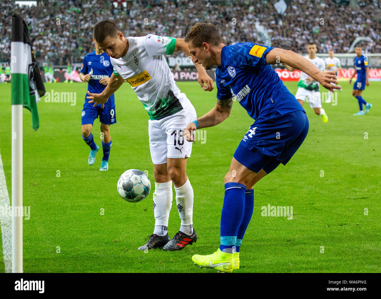 Sport, calcio, Bundesliga, 2019/2020, Borussia Moenchengladbach vs FC Schalke 04 0-0, Stadio Borussia Park, scena del match, Stefan Lainer (MG) a sinistra e Bastian Oczipka (S04), DFL REGOLAMENTI VIETANO QUALSIASI USO DI FOTOGRAFIE come sequenze di immagini e/o quasi-VIDEO Foto Stock