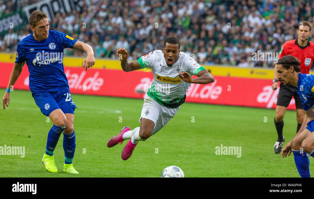 Sport, calcio, Bundesliga, 2019/2020, Borussia Moenchengladbach vs FC Schalke 04 0-0, Stadio Borussia Park, scena del match, f.l.t.r. Bastian Oczipka (S04), Alassane motivo (MG), Benjamin Stambouli (S04), arbitro Felix Brych, DFL REGOLAMENTI VIETANO QUALSIASI USO DI FOTOGRAFIE come sequenze di immagini e/o quasi-VIDEO Foto Stock