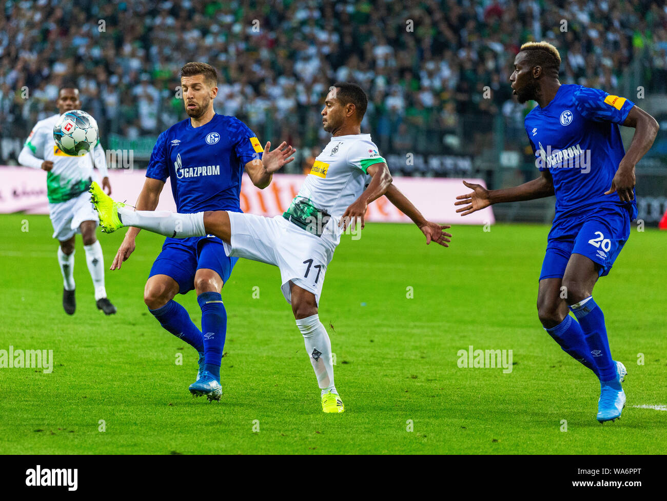 Sport, calcio, Bundesliga, 2019/2020, Borussia Moenchengladbach vs FC Schalke 04 0-0, Stadio Borussia Park, scena del match, f.l.t.r. Matija Nastasic (S04), Raffael (MG), Salif sane (S04), DFL REGOLAMENTI VIETANO QUALSIASI USO DI FOTOGRAFIE come sequenze di immagini e/o quasi-VIDEO Foto Stock