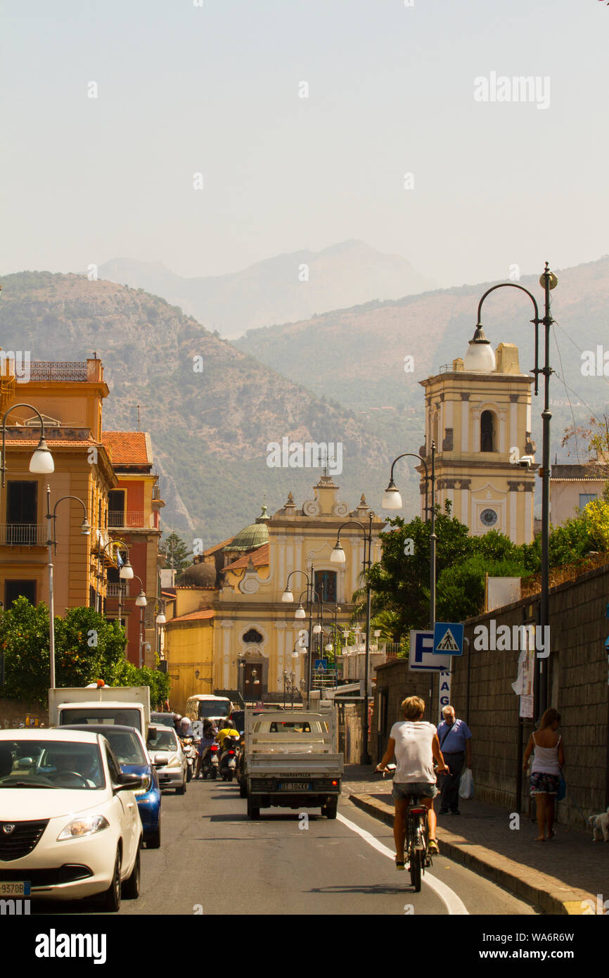 Vista su una strada trafficata a Sant'Agnello, Sorrento, Riviera napoletana, Campania, Italia Foto Stock