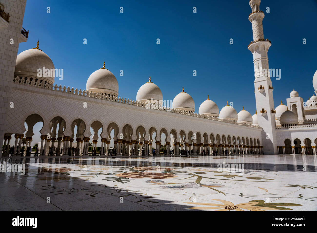 ABU DHABI, Emirati arabi uniti, MAR 22, 2018: cortile interno dello Sceicco Zayed Mosque Foto Stock