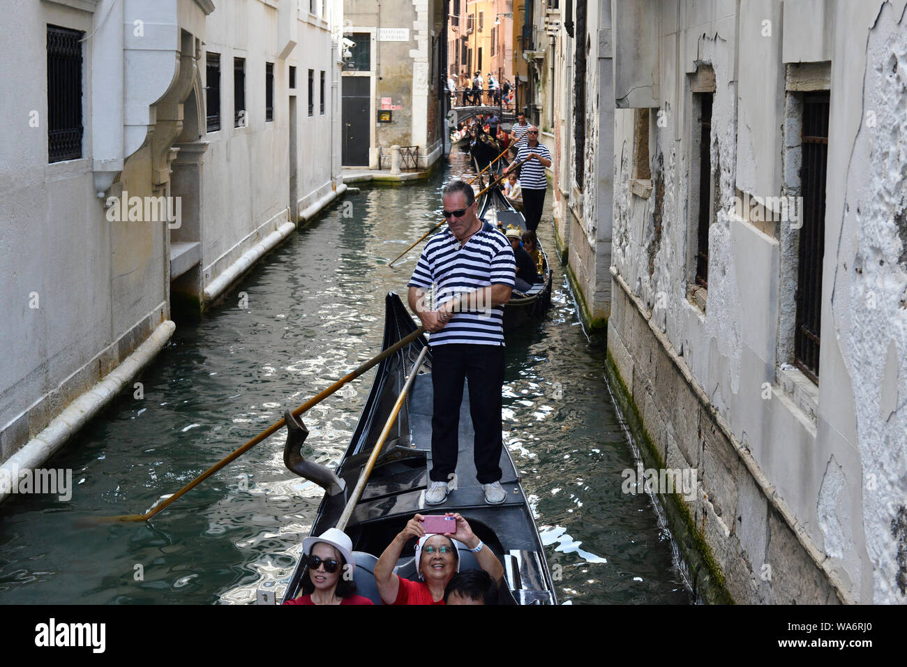 Una sfilata/ regata dei gondolieri vicino al Ponte di Rialto a San Marco, Venezia, Veneto, Italia nord-orientale, Europa Foto Stock
