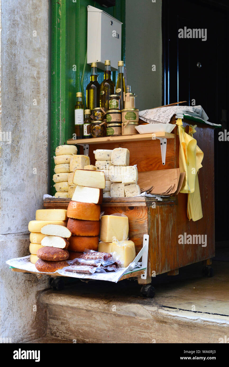 Originali prodotti alimentari come specialità al tartufo, formaggio, olio e altri delcacies in vendita a Rovigno, Istria, Croazia, Europa Foto Stock