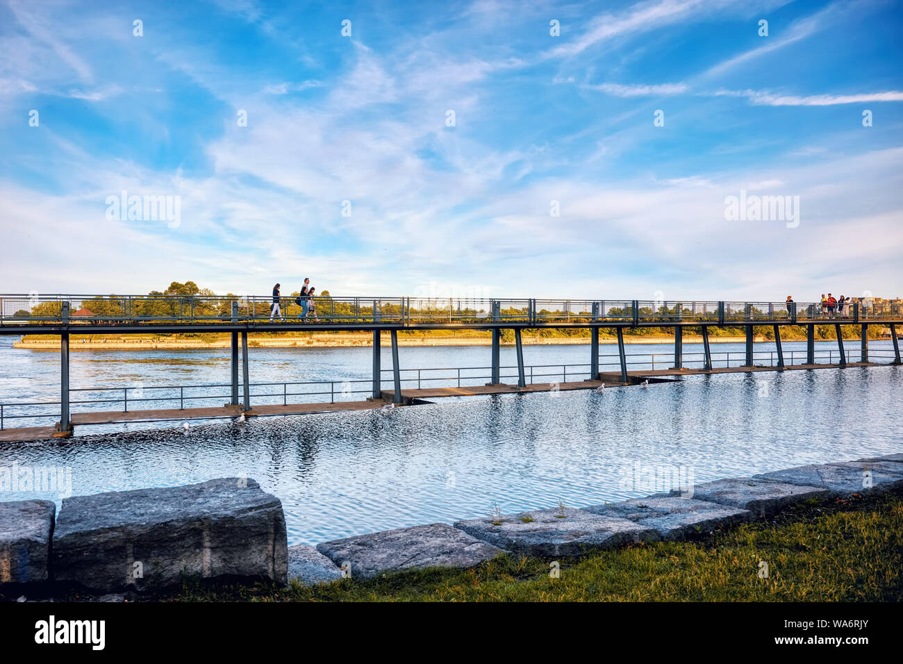 Le persone che attraversano il ponte sul fiume San Lorenzo a Montreal, Quebec, Canada. Foto Stock