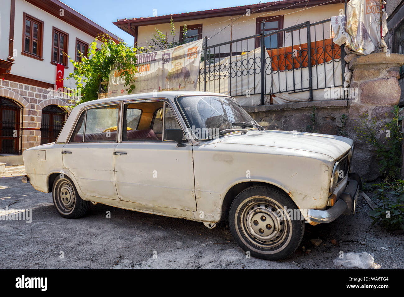 Vintage rottami Fiat 124 auto parcheggiate davanti a un shanty house nel ghetto di quartiere Hamamonu, Ankara, Turchia. Foto Stock