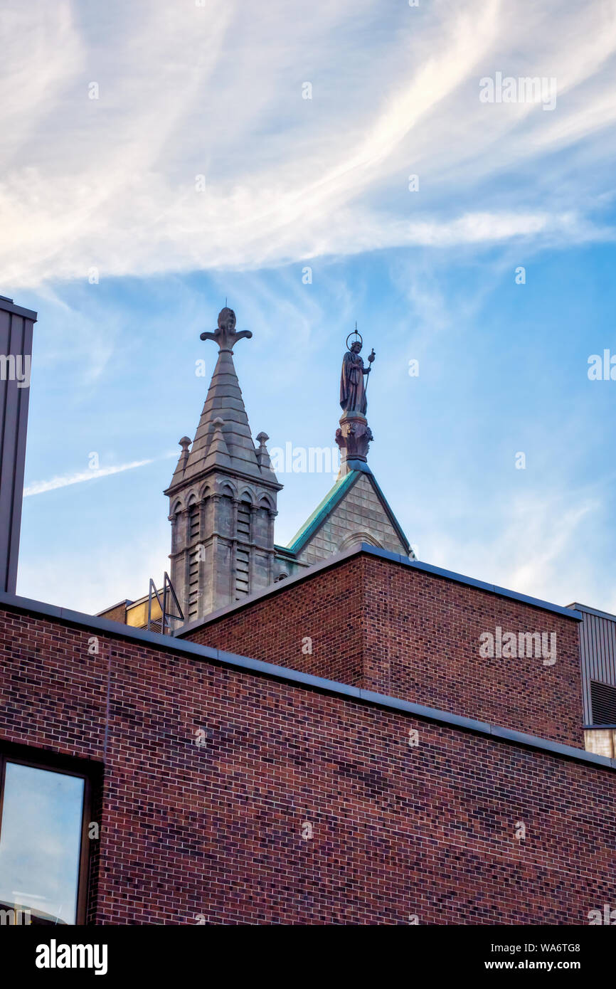 La torre della cattedrale di Notre Dame de Bonsecours cappella e la Vergine Maria scultura in Montreal, Quebec, Canada. Foto Stock