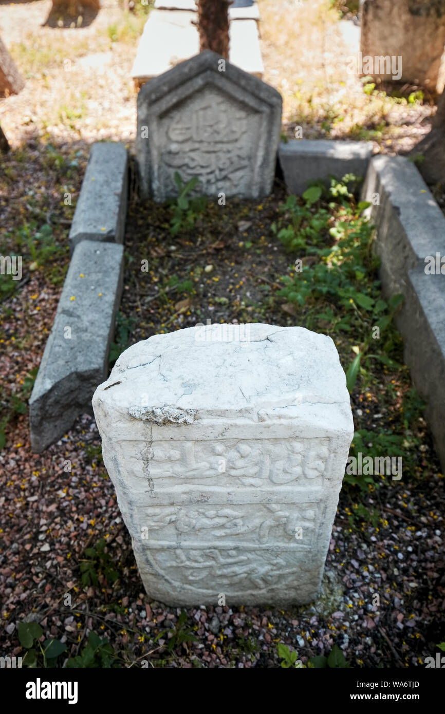 Storico Ottomano lapide e una tomba in un cimitero di Hamamonu, Ankara, Turchia. Foto Stock