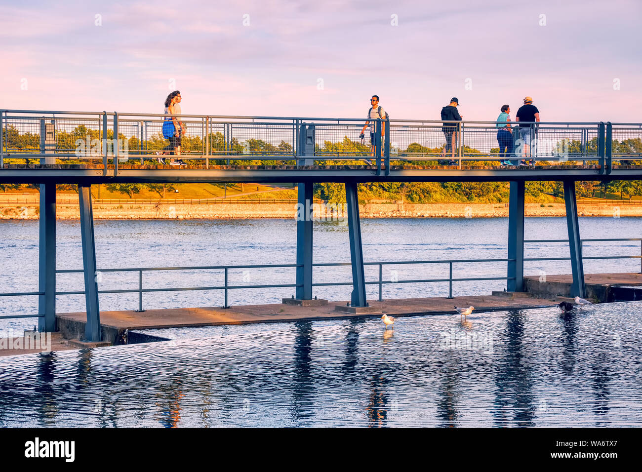 Le persone che attraversano il ponte sul fiume San Lorenzo a Montreal, Quebec, Canada. Foto Stock