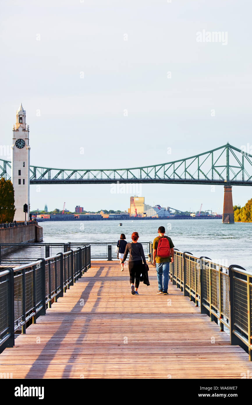 Coppia giovane camminando sul ponte sul fiume San Lorenzo a Montreal, Quebec, Canada. Foto Stock