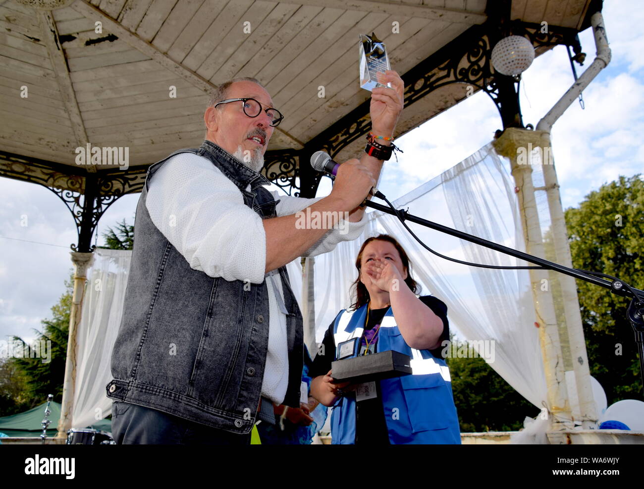 Keith regali di Natale un premio di Wend Wu per qui gli sforzi eccezionali per raccogliere fondi per il restauro di Bowie Bandstand, Beckenham. Foto Stock