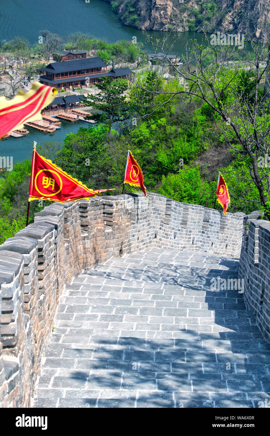 La Grande Muraglia della Cina al Huanghua cheng scenic area a ovest di Pechino Cina su una soleggiata giornata estiva. Il carattere cinese è ming per ming Foto Stock