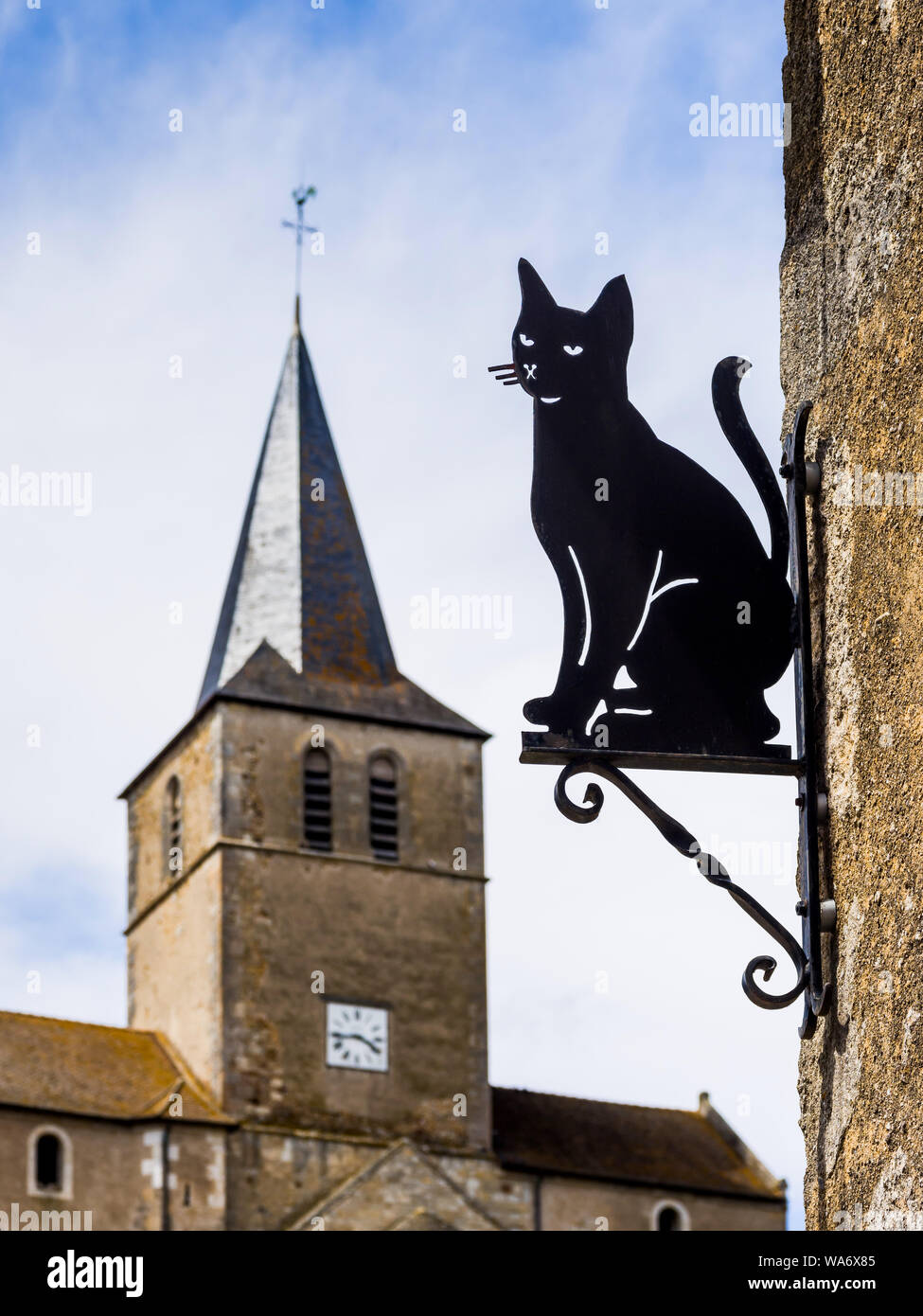 Negozio di metallo segno raffigurante la silhouette di black cat - Rue Montebello, Montmorillon, Vienne, in Francia. Foto Stock