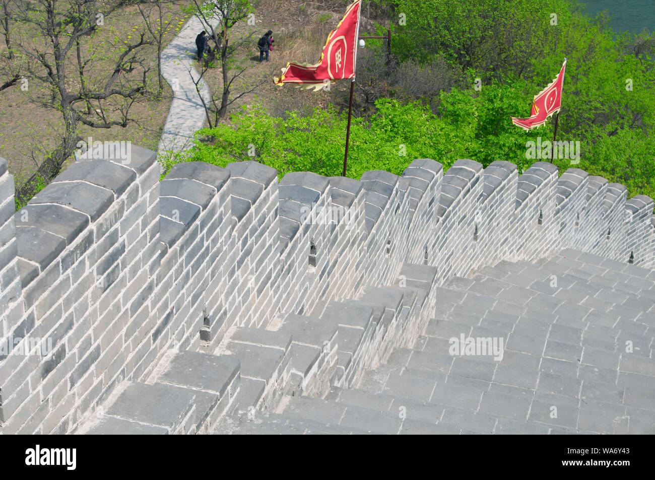I gradini di pietra della Grande Muraglia della Cina nel Huanghua cheng scenic area a Beijing in Cina. Il carattere è Ming per la dinastia Ming sulle bandiere. Foto Stock