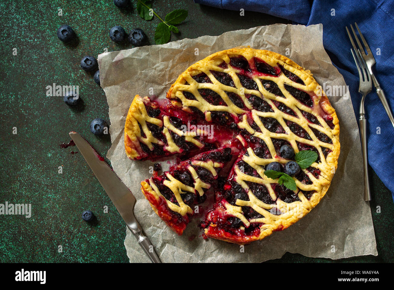 In casa Berry torta. Torta dolce, crostata con mirtilli freschi. Deliziosa torta con mirtillo. Vista superiore piatta. laici Spazio libero per il tuo testo. Foto Stock