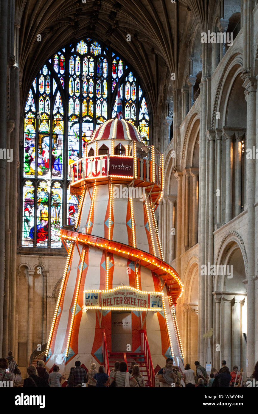 'Seeing diversamente'', la Helter Skelter offre una nuova prospettiva a Norwich Cathedral & consente alle persone di avvicinarsi al medievale borchie del tetto Foto Stock