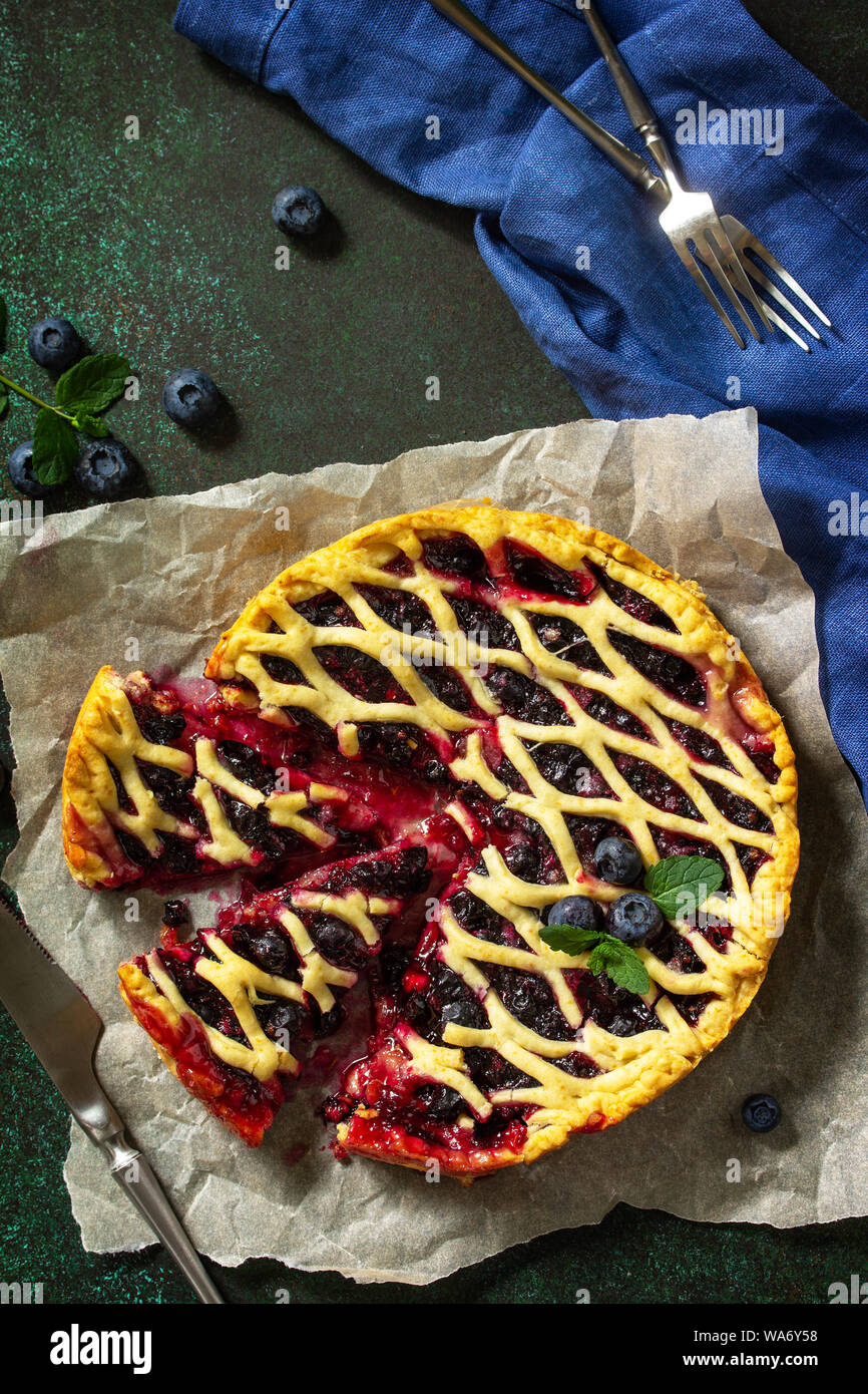 In casa Berry torta. Torta dolce, crostata con mirtilli freschi. Deliziosa torta con mirtillo. Spazio libero per il tuo testo. Foto Stock