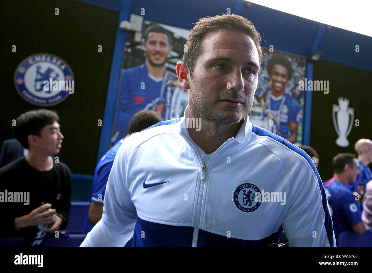 Chelsea manager Frank Lampard firma autografi prima della partita durante il match di Premier League a Stamford Bridge, Londra. Foto Stock