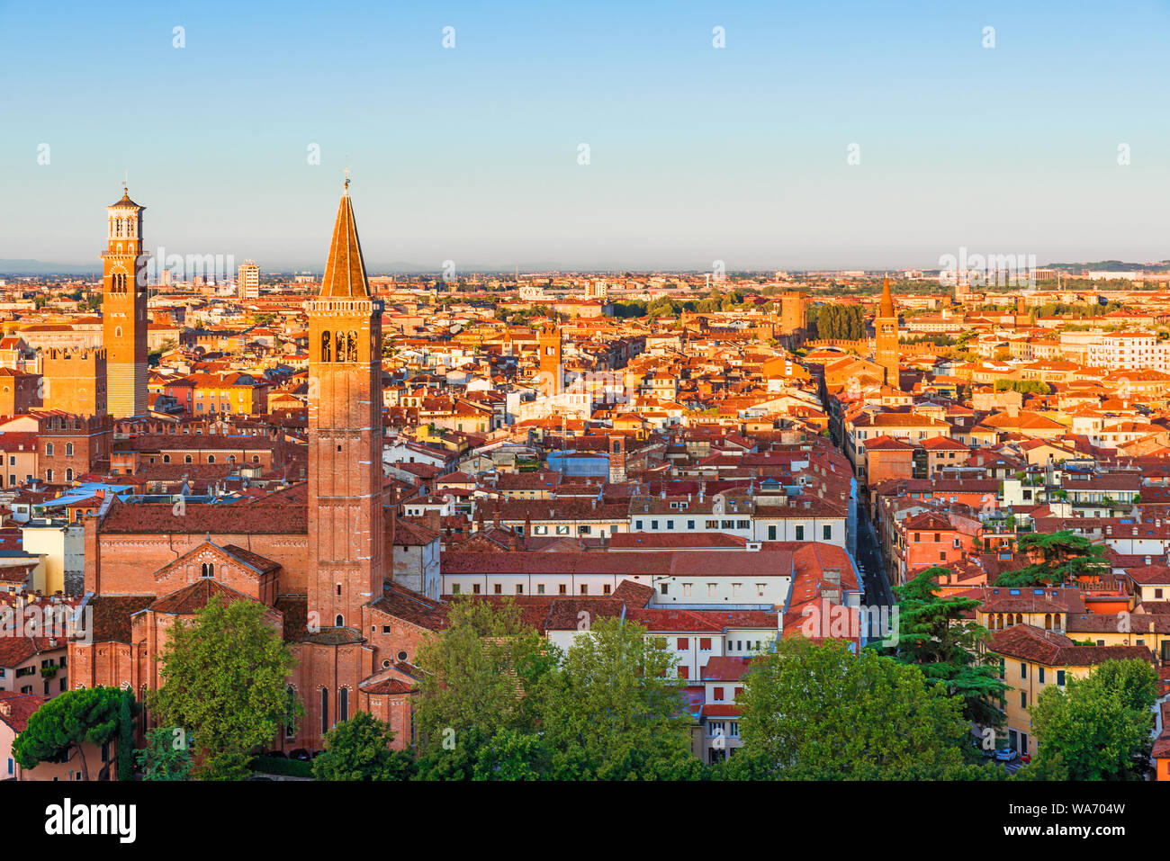 Bellissima vista di Verona a sunrise. Città vecchia di Santa Anastasia Chiesa e Torre dei Lamberti o Torre dei Lamberti. L'Italia, Europa Foto Stock