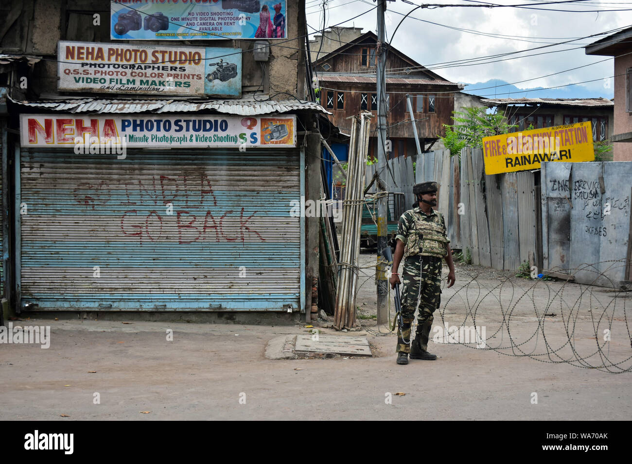 Un soldato di paramilitari sta di guardia durante il coprifuoco a Srinagar.rigido coprifuoco e una totale comunicazione blackout in Kashmir valley in seguito alla decisione presa dal governo centrale di rottami di articolo 370 che concede uno statuto speciale di Jammu e Kashmir. Foto Stock