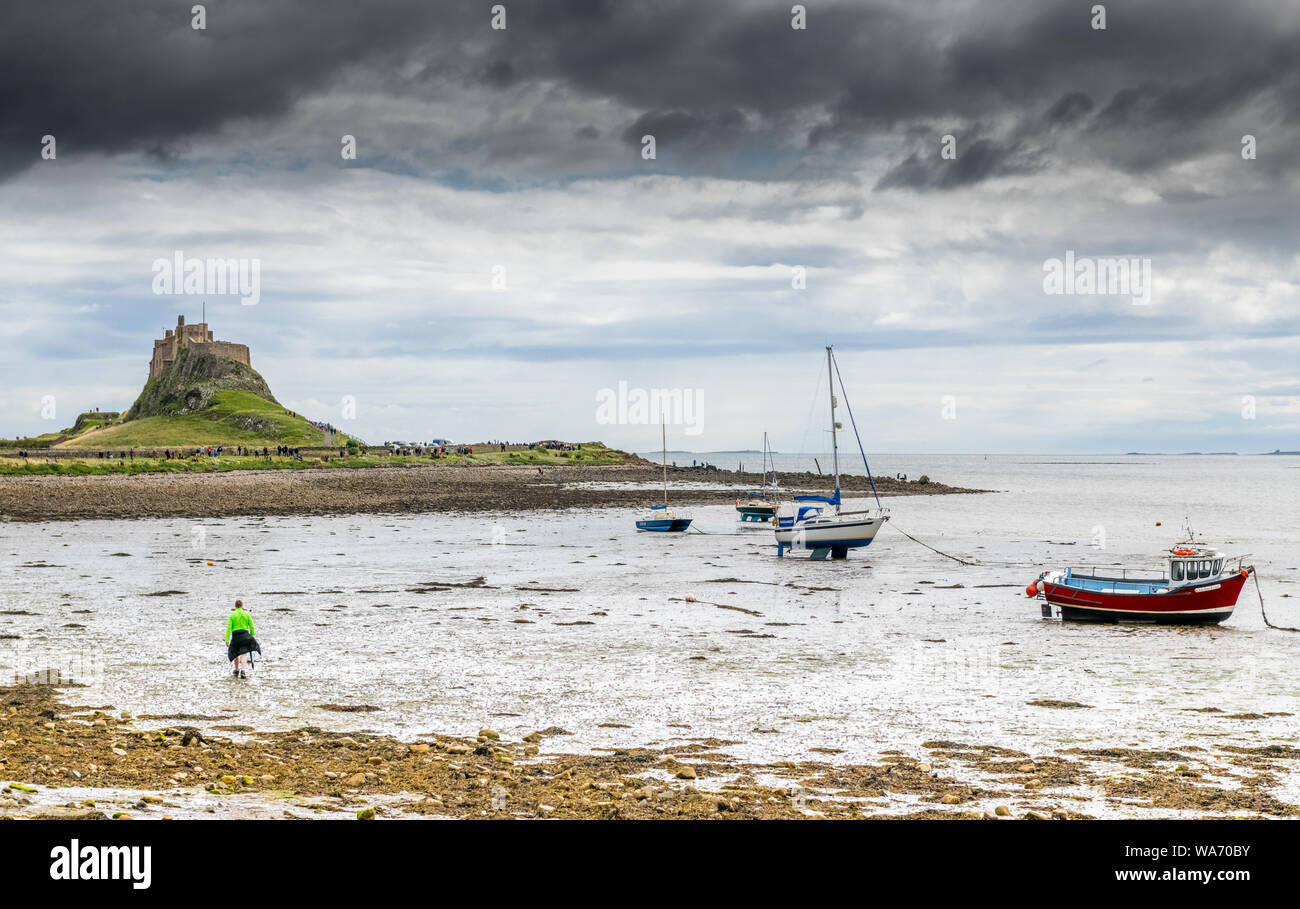 Visitatori e turisti visitano il Santo Isola di Lindisfarne, Northumberland, Inghilterra. Foto Stock