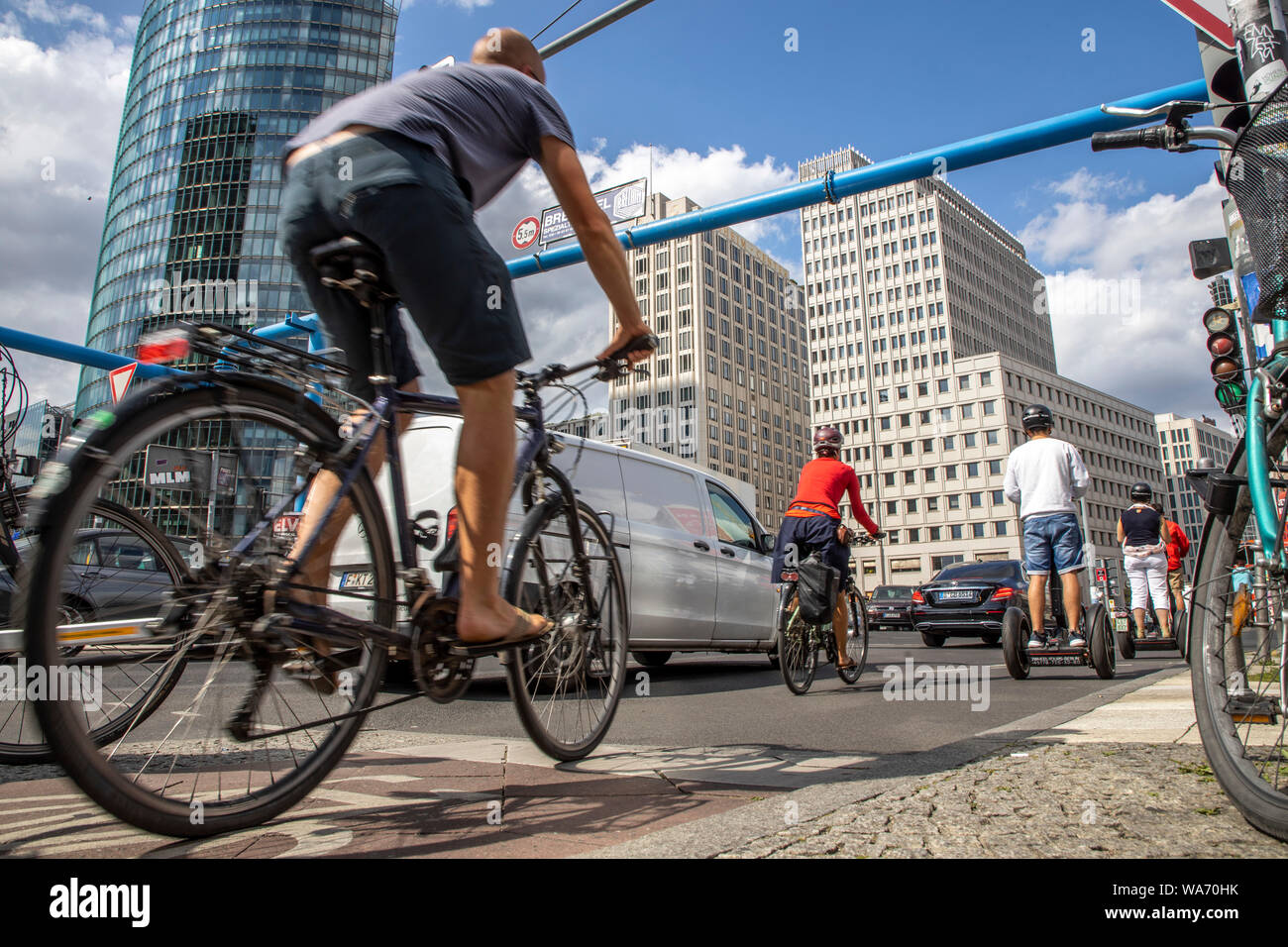 Ciclista a Potsdamer Platz, pista ciclabile, Berlino, Foto Stock