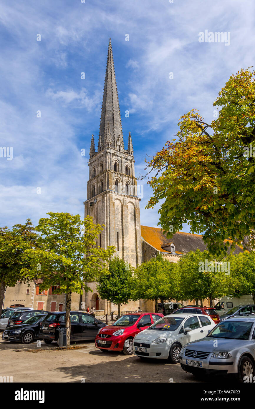 Chiesa dell'abbazia di Saint Savin dal centro città parcheggio auto, Vienne, in Francia. Foto Stock