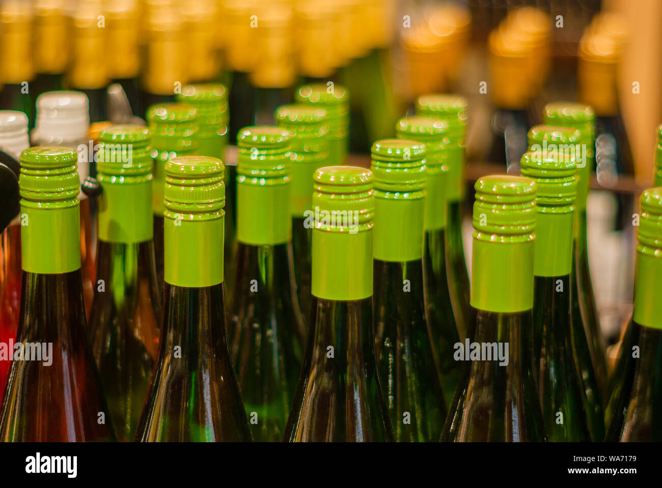 Close-up di colli di bottiglia nelle bottiglie in un cassetto Foto Stock